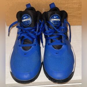 Nike Kids' Blue Team Hustle Basketball Shoes Size 6